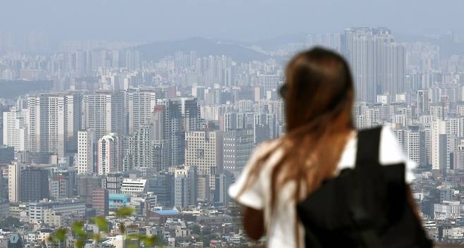 서울 남산을 찾은 관광객이 도심 아파트 단지를 바라보고 있다. 사진=뉴스1