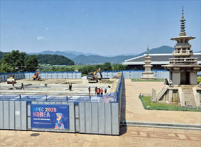 경주박물관에 조성 중인 APEC 만찬장 공사 현장.   오경묵 기자