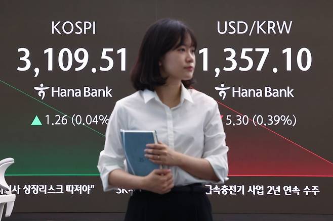 26일 오전 서울 중구 하나은행 본점 딜링룸 현황판. /사진=연합뉴스
