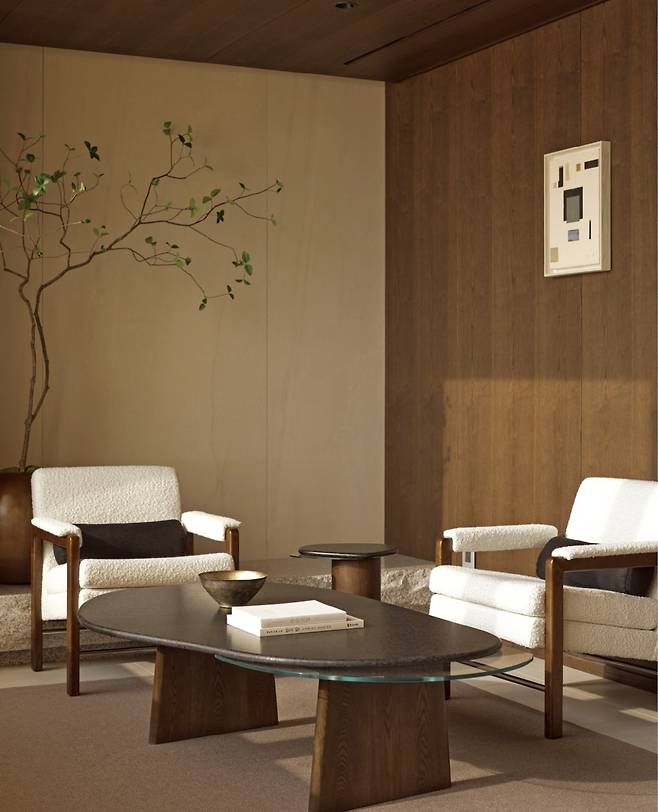 편안한 착좌감으로 이스턴에디션에서 가장 많은 사랑을 받는 ‘ㄷ라운지 체어’.