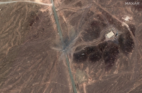 이스라엘의 23일 공습 이후 촬영된 포르도 핵시설 위성사진. AP 연합뉴스.