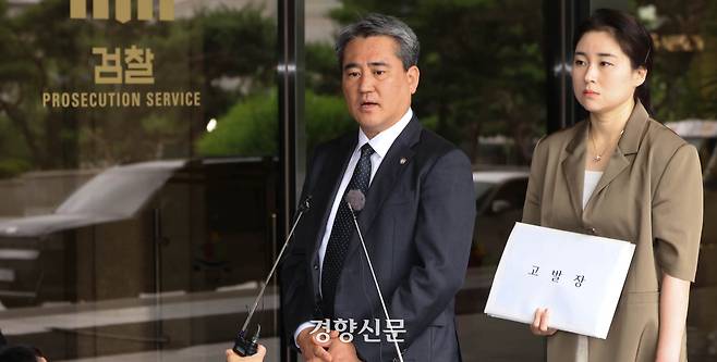 윤석열 전 대통령 변호인단 송진호·김계리 변호사가 26일 서울 서초구 중앙지법에서 윤 전 대통령 비화폰 통화기록 불법 반출과 경찰 수사의 직권남용 혐의 관련 고발 및 증거보전신청에 관한 기자회견을 하고 있다. 성동훈 기자