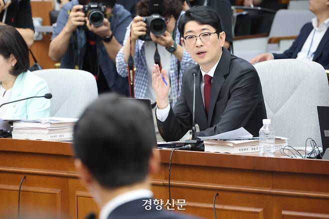 주진우 국민의힘 의원이 지난 24일 국회에서 열린 인사청문회에서 김민석 국무총리 후보자에게 질의하고 있다. 성동훈 기자