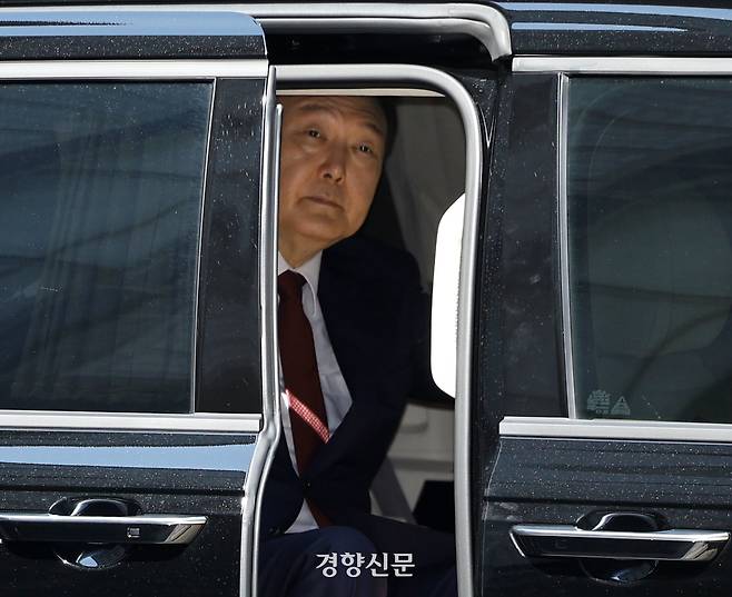 윤석열 전 대통령이 23일 오전 서울 서초구 서울중앙지방법원에서 내란 우두머리 혐의 사건 8차 공판에 출석하고 있다. 사진공동취재단