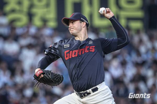지난 25일 NC전에 선발 등판한 롯데 데이비슨이 힘껏 공을 던지고 있다. 롯데 자이언츠 제공