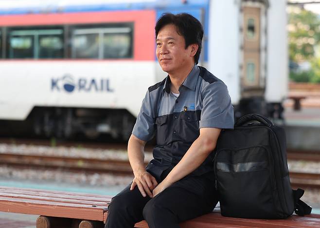 Labor Minister nominee Kim Young-hoon waits for an ITX-Saemaeul train at Gimcheon Station in Gimcheon, North Gyeongsang Province on Monday. (Yonhap)