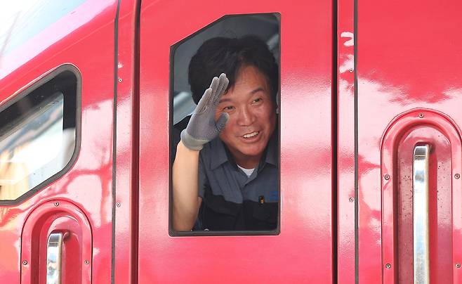 Labor Minister nominee Kim Young-hoon greets station staff as he drives an ITX-Saemaeul train at Gimcheon Station in Gimcheon, North Gyeongsang Province on Monday. (Yonhap)