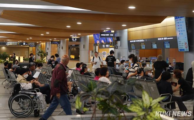 서울의 한 대학병원에서 환자와 보호자들이 진료를 기다리고 있다. 박효상 기자