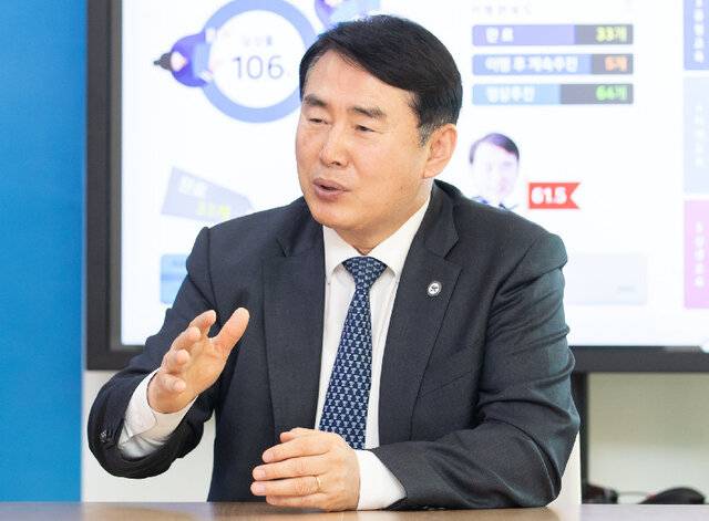 이정선 광주교육감이 25일 국민일보와 인터뷰를 갖고 있다. 이 교육감은 현재 변화의 시기에 능동적으로 대처하기 위해서는 교육의 본질적 가치를 바로 세우는 것이 무엇보다 중요하다고 역설했다. 광주시교육청 제공