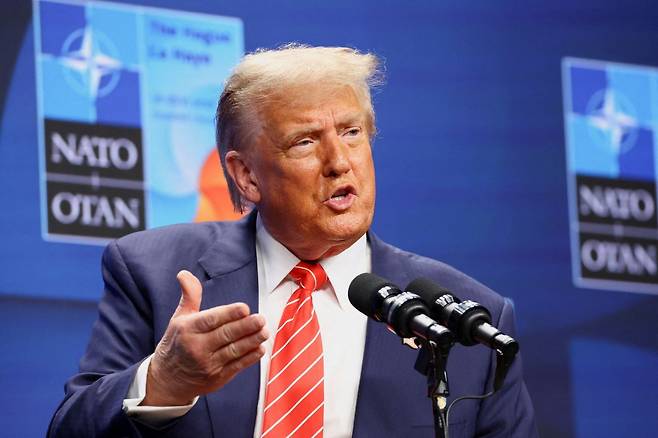 도널드 트럼프 미국 대통령이 25일(현지시간) 네덜란드 헤이그에서 열린 북대서양조약기구 정상회의에서 기자회견 도중 발언하고 있다. 연합뉴스
