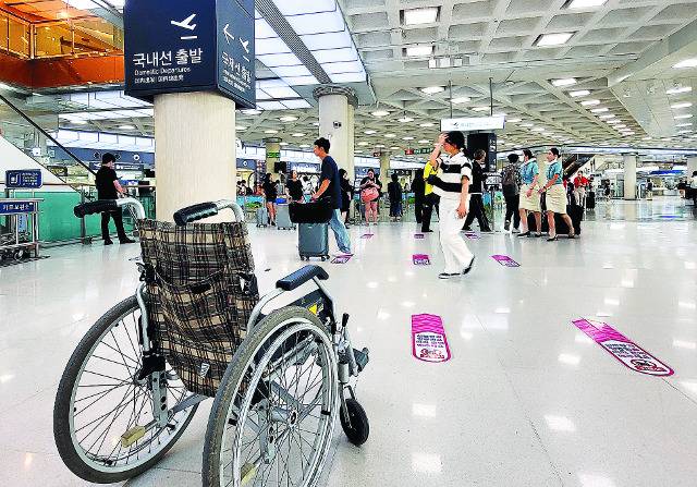 제주국제공항 출발장에 도외 병원으로 가기 위해 환자 가족이 대여한 휠체어가 놓여 있다. 제주도민 입원 환자 중 16%가량이 육지로 원정 진료를 가는 것으로 파악된다. 문정임 기자