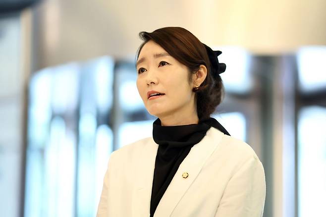 강선우 여성가족부 장관 후보자가 26일 인사청문회 준비 사무실이 마련된 서울 이마빌딩으로 들어서면서 소감을 밝히고 있다. 연합뉴스