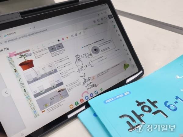 학생이 수업중 중요한 내용을 직접 태블릿에 기록하고 있다. 박화선기자