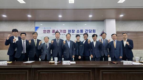 26일 유정복 인천시장과 카카오뱅크·케이뱅크·인천신용보증재단 등이 ODA테크놀로지 회의실에서 인천 중소기업 현장 소통 간담회 및 협약식을 마치고 기념촬영을 하고 있다. 장민재기자