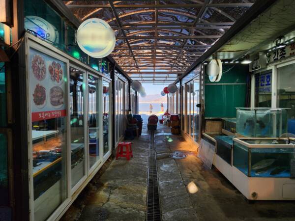 정부가 어촌 활성화를 위해 인천 강화군 후포항에 창고 등을 새로 지었지만, 인근 어판장 등에는 사람이 없어 적막하다. 사진은 최근 오후 후포항 인근 어판장. 황남건기자