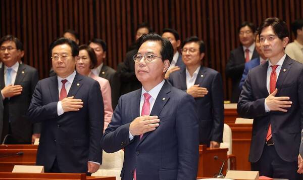 국민의힘 송언석 원내대표를 비롯한 의원들이 26일 국회에서 열린 의원총회에 참석해 국민 의례를 하고 있다. 연합뉴스