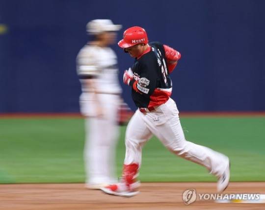 프로야구 최초 1천700타점 돌파 최형우, 가벼운 발걸음 / 사진=연합뉴스