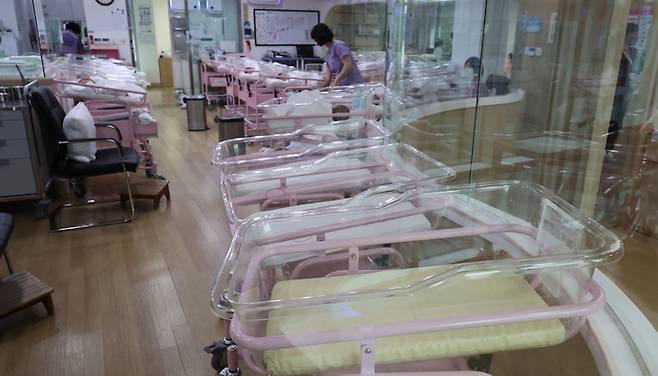 한 산후조리원에서 간호사들이 신생아를 돌보고 있다. [이충우 기자]