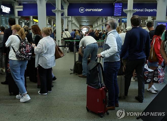 영국 런던 세인트판크라스역이 이용객들로 혼잡한 모습. [사진 = 연합뉴스]