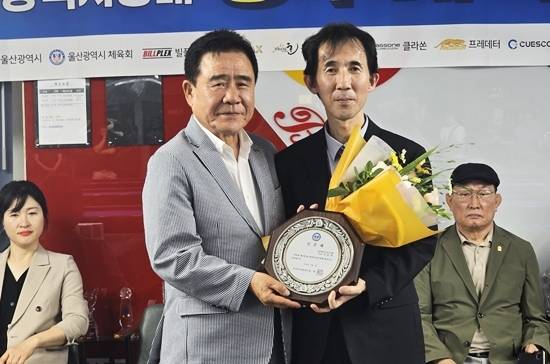 대회 개막식에서 울산광역시체육회 김철욱(왼쪽) 회장이 연임에 성공한 울산당구연맹 이동하 회장에게 인준패를 전달하고 있다. (사진=울산당구연맹)