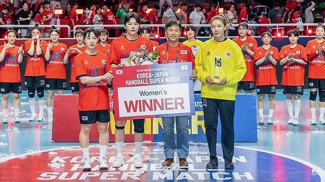 곽노정 SK하이닉스 대표이사 사장(사진 왼쪽부터 세번째). [사진출처 = 곽노정 SK하이닉스 사장 SNS]