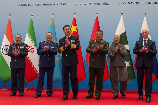 26일 중국 칭다오에서 열린 상하이협력기구(SCO) 국방장관 회의에 참석한 각국 장관들이 박수를 치며 기념촬영을 하고 있다. 왼쪽부터 아지즈 나시르자데 이란 국방장관, 다우렌 코사노프 카자흐스탄 국방장관, 둥쥔 중국 국방부장, 루슬란 무캄베토프 키르기스스탄 국방장관, 카와자 무함마드 아시프 파키스탄 국방장관, 안드레이 벨로우소프 러시아 국방장관.  AP연합뉴스