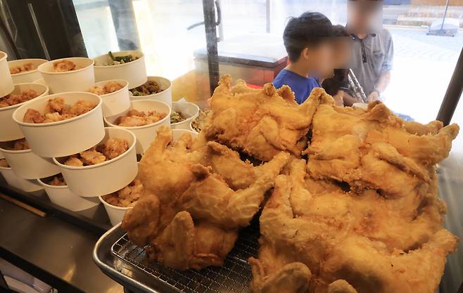 서울 강남구 한 치킨집에 국내산 닭으로 만든 옛날통닭이 진열되어 있다. [사진 = 연합뉴스]