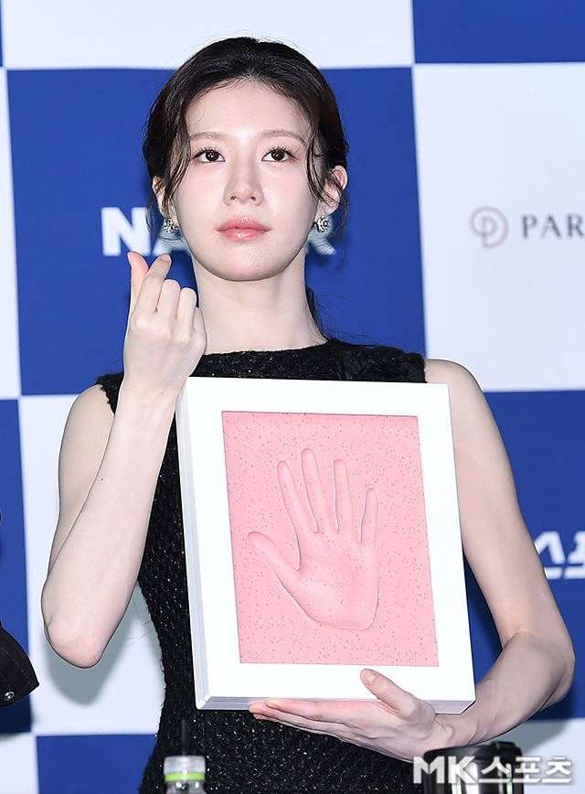 박보영과 고윤정이 한 장의 핸드프린팅으로 팬심을 흔들었다. 사진=천정환 기자