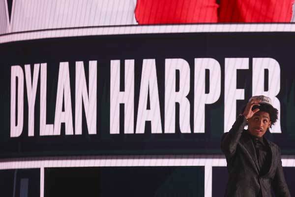 전체 2순위 지명을 받은 딜런 하퍼가 무대로 나오고 있다. 사진=  EPA= 연합뉴스 제공