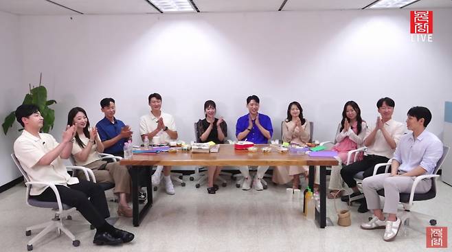 영식에게 박수를 보내는 26기 출연진들. /사진=유튜브 '촌장엔터테인먼트TV' 캡처