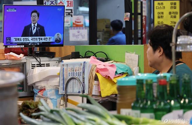 [서울=뉴시스] 황준선 기자 = 4일 오전 서울 서대문구 인왕시장에서 상인이 이재명 대통령 취임식을 시청하고 있다. 2025.06.04. hwang@newsis.com /사진=황준선