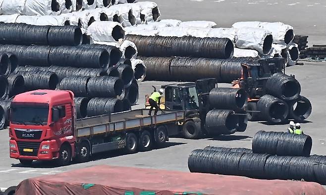 경기 평택시 포승읍 평택항 수출 야적장에 철강 제품이 쌓여있는 모습. 2025.06.04. jtk@newsis.com /사진=뉴시스