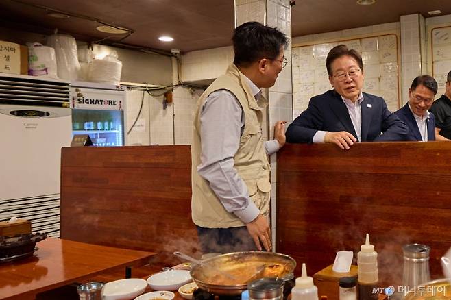 [서울=뉴시스] 이재명 대통령이 26일 서울 용산 대통령실 앞의 골목 상권인 대구탕집을 찾아 시민과 대화를 하고 있다. (사진=대통령실 제공) 2025.06.26. photo@newsis.com *재판매 및 DB 금지 /사진=