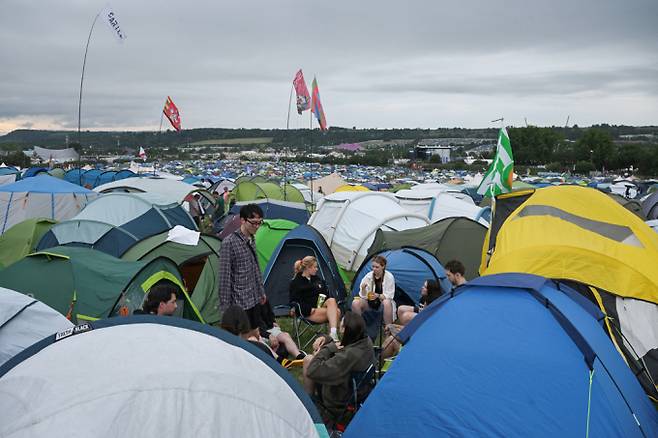 영국에서 전세계 음악인들의 축제 '글래스톤 베리 페스티벌'이 개최됐다. 사진은 지난 25일(현지시각) 영국 서머셋 주 워디 팜에서 열린 글래스톤베리 페스티벌을 찾은 방문객들이 텐트촌에서 대화를 나누는 모습. /사진=로이터
