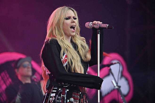 영국에서 전세계 음악인들의 축제 '글래스톤 베리 페스티벌'이 개최됐다. 사진은 지난해 6월30일(현지시각) 세계적인 가수 에이브릴 라빈이 영국 서머셋 주 워디 팜에서 열린 글래스톤베리 페스티벌에서 공연을 하는 모습. /사진=로이터