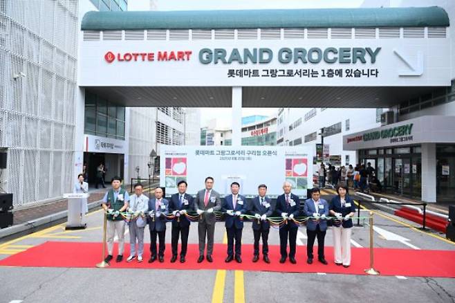 백경현 경기 구리시장(오른쪽서 5번째)이 26일 구리유통종합시장에서 롯데마트 구리점 개장식에 참석해 테이프 커팅 행사를 하고 있다. /사진제공=구리시
