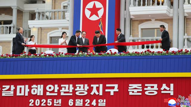 북한의 대형 해변 리조트 단지인 강원도 원산 갈마 해안관광지구가 준공된 가운데 김정은 국무위원장이 준공식에 참석하고 있다. 딸 김주애와 함께 그동안 모습을 보이지 않던 부인 리설주가 이날 현장에 참석했다. 조선중앙통신 연합뉴스