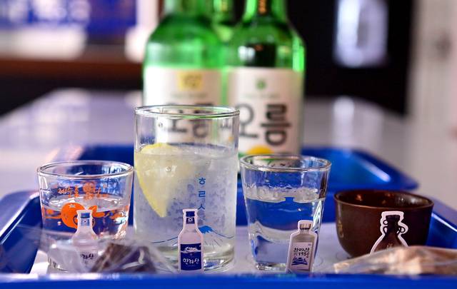 한라산소주 공장 투어가 끝난 뒤에 내어주는 시음 소주. 4가지 술의 질감과 맛이 다 다르다.