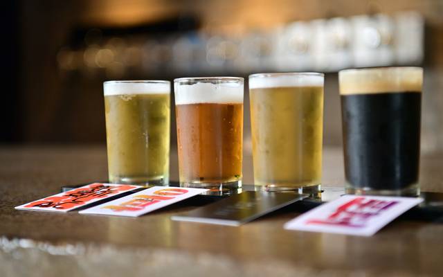 맥파이 브루어리 투어에는 2잔의 맥주가 제공되는데, 2명이 가면 이렇게 4잔을 받을 수 있다.