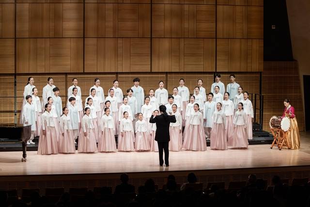 지난 21일 미국 뉴욕 카네기홀에서 한복을 입은 뉴저지 한국학교 어린이 합창단이 장구 반주에 맞춰 ‘아름다운 나라’를 부르고 있다.  뉴저지 한국학교 제공