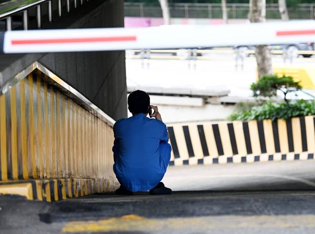 마침표 못찍는 의정갈등  : 사직 전공의들이 9월 병원 복귀를 위해 새 정부에 전문의 추가 시험 등 전제조건을 제시한 가운데, 26일 오전 서울시 내 한 의대 건물 주차장 입구에서 한 의료인이 쪼그리고 앉아 통화를 하고 있다.  윤성호 기자