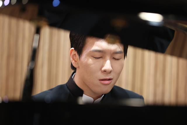 피아니스트 김세현이 26일 서울 종로구 세종문화회관 서클홀에서 열린 기자간담회에서 피아노 연주를 하고 있다. 연합뉴스