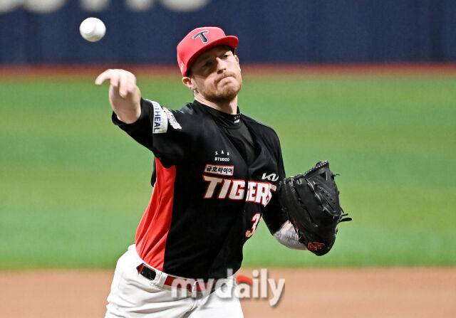 25일 오후 서울 고척동 고척스카이돔에서 진행된 '2025 프로야구 KBO리그' 키움히어로즈와 KIA타이거즈의 경기. 기아 올러가 선발등판해 역투하고 있다./고척=송일섭 기자 andlyu@mydaily.co.kr
