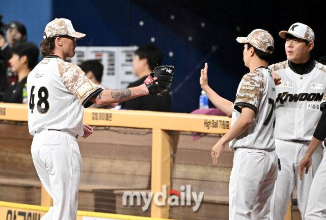 25일 오후 서울 고척동 고척스카이돔에서 진행된 '2025 프로야구 KBO리그' 키움히어로즈와 KIA타이거즈의 경기.키움 선발투수 웰스가 1회를 삼자범퇴로 막은 뒤 덕아웃서 환호하고 있다. /고척스카이돔 송일섭 기자