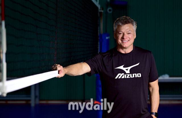 지난 17일 경기도 용인에 위치한 대항항공 훈련장에서 인터뷰를 진행한 헤난 달 조토 감독/사진 = 유진형 기자