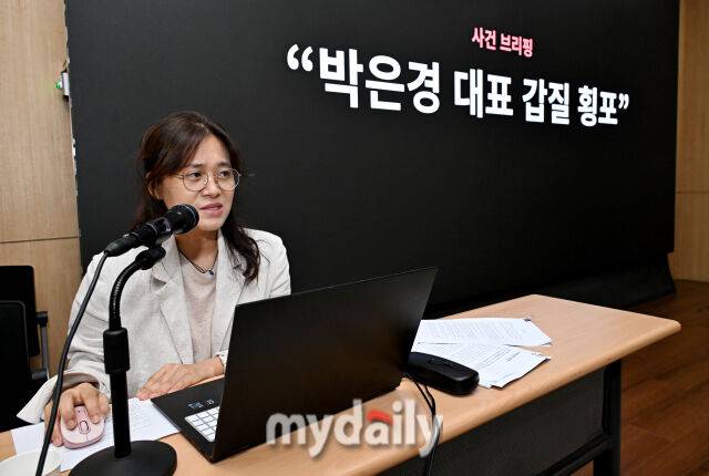 영화 '소주전쟁'에 현장연출로 크레딧에 오른 최윤진 감독이 26일 오후 서울 광화문 필원에서 진행된 감독 해고 사건 관련 기자회견에서 이야기를 하고 있다. / 송일섭 기자