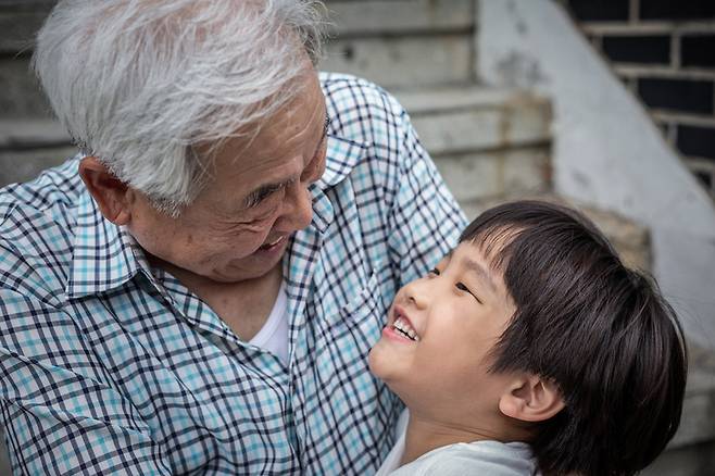 70대 법조인 출신 이 모씨는 손자에게 매달 300만원을 지급하도록 삼성생명에 15억원 규모의 보험금청구권 신탁을 설정했다. 이처럼 고령층의 자산을 세대 간에 안정적으로 이전할 수 있는 신탁 상품이 자산 승계의 새로운 수단으로 주목받고 있다. [게티이미지뱅크 제공]