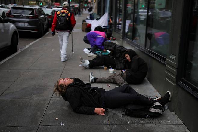 미국 캘리포니아주 샌프란시스코의 텐더로인 지역에서 한 남성이 펜타닐을 피운 후 거리에서 경련을 일으키고 있다. [로이터]