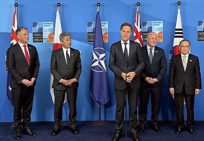 위성락 대통령실 국가안보실장(오른쪽)이 25일(현지시간) 네덜란드 헤이그 세계 포럼 컨벤션센터에서 북대서양조약기구(NATO·나토)와 한국·일본·호주·뉴질랜드 등 인도·태평양 4개 파트너국(IP4) 특별 행사에 참석해 마르크 뤼터 나토 사무총장의 발언을 듣고 있다.      왼쪽부터 리차드 말스 호주 부총리 겸 국방장관, 이와야 다케시 일본 외무상, 뤼터 사무총장, 크리스토퍼 럭슨 뉴질랜드 총리, 위 안보실장. [대통령실 제공]