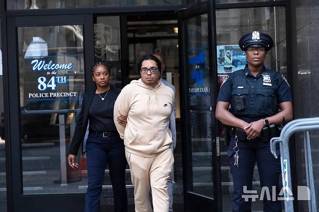 [뉴시스]덱스터 베탕쿠르(37)가 성기 노출 혐의로 체포됐다. (사진=뉴욕포스트) 2025.6.24